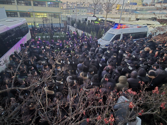 고위공직자범죄수사처(공수처)와 경찰이 윤석열 대통령에 대한 2차 체포영장 집행에 나선 15일 서울 용산구 한남동 대통령 관저 입구에서 경찰이 관저 진입을 시도하고 있다.  [연합뉴스]